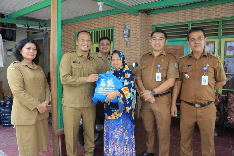 Tangerang Bersedekah, Pemkot Bagikan Paket Sembako ke Masyarakat Kurang Mampu