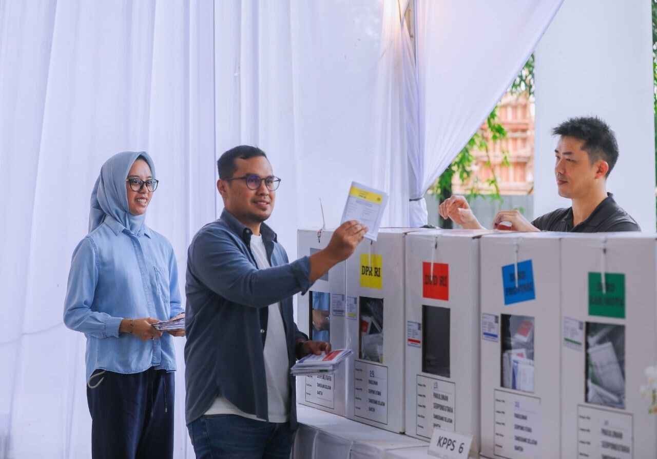 Pilar Gunakan Hak Pilihnya di TPS 28 Sutera Narada