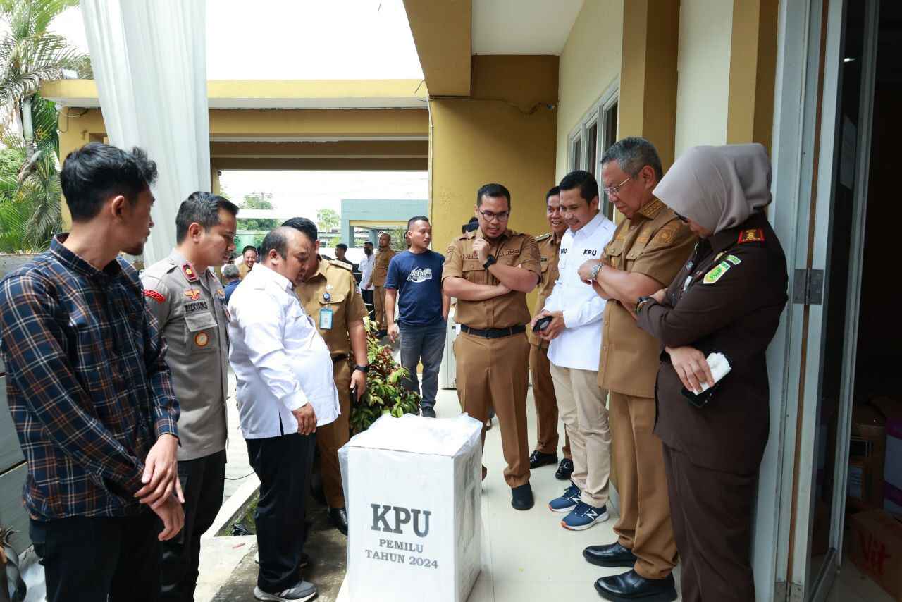 Benyamin-Pilar Cek Kesiapan Logistik KPU Jelang Pemungutan Suara