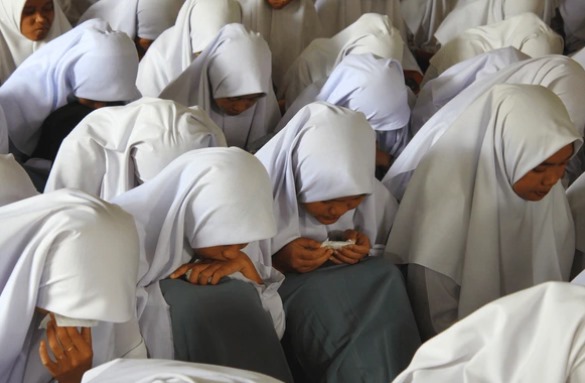 Apa Sebenarnya Isi Tas Gadis Ini..Kenapa Semua Orang Menangis Setelah Melihat Isi Tasnya??