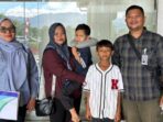 Petugas Imigrasi Padang mengawal proses deportasi WNA Malaysia yang overstay 9 tahun
