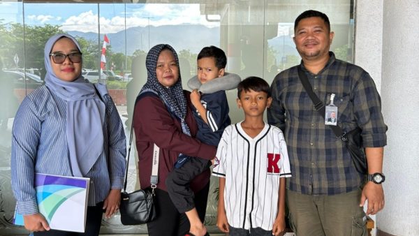 Petugas Imigrasi Padang mengawal proses deportasi WNA Malaysia yang overstay 9 tahun