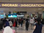 Penumpang mengisi deklarasi kedatangan melalui aplikasi All Indonesia