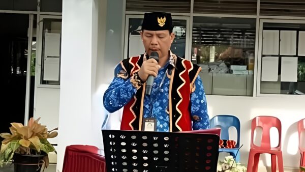 Wakil Kepala Sekolah SMA Negeri 1 Gunungsitoli, Otenieli Halawa, memberikan klarifikasi terkait isu siswa dilarang mengikuti pelajaran karena iuran sekolah.