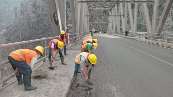 Alat berat Kementerian PU membersihkan material abu vulkanik Semeru di Jalan Nasional