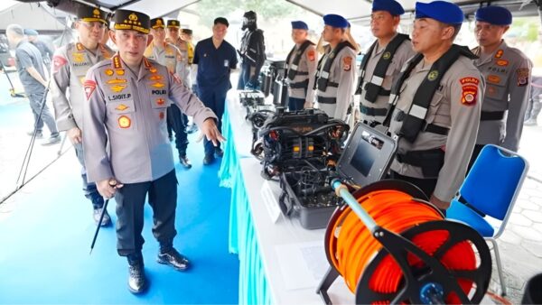 Kapolri Listyo Sigit memeriksa kesiapsiagaan personel menghadapi Nataru dan cuaca ekstrem.