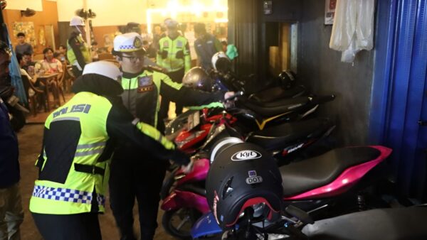 Polres Ketapang lakukan razia knalpot brong di sejumlah kafe selama Operasi Zebra Kapuas 2025
