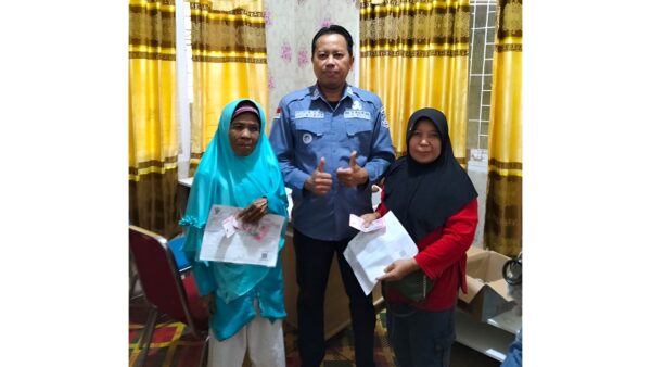 Kepala Desa Aur Duri Muslim menjelaskan kebijakan bantuan sosial untuk warga.