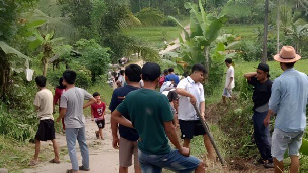 Jalan rusak Kampung Songhak Lebak diperbaiki warga secara swadaya