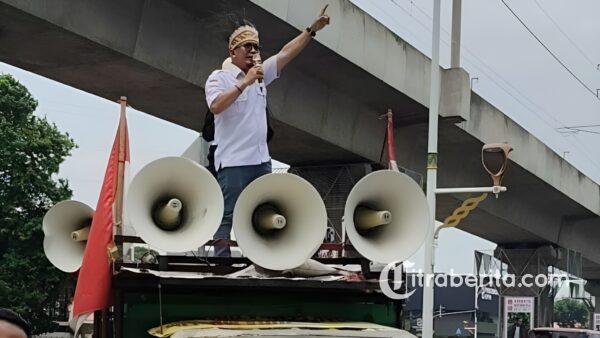 Massa Papua melakukan aksi demonstrasi menuntut pengakuan hak ulayat Ireeuw di Kemen PU dan ATR/BPN Jakarta