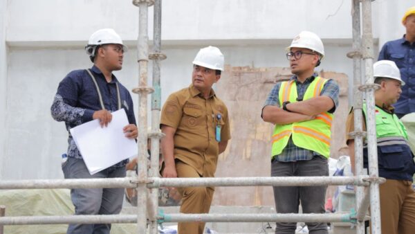 Peninjauan progres pembangunan GSG Pamulang oleh Wakil Wali Kota Tangsel Pilar Saga Ichsan.