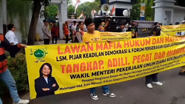 LSM mendesak pemerintah menyelesaikan sengketa tanah adat Suku Ireeuw di Hamadi, Jayapura.