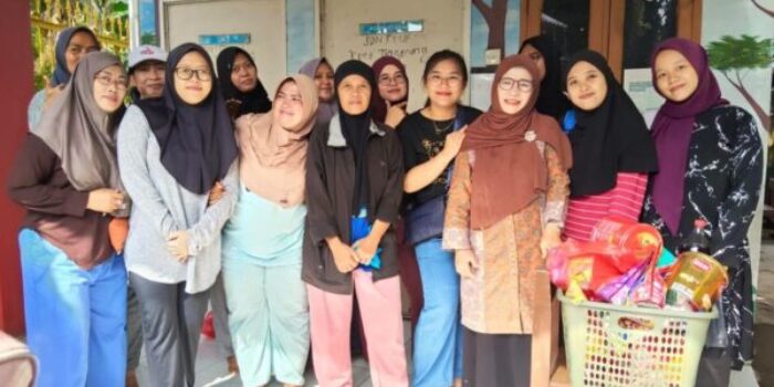 Wali murid SDN Ketapang Tangerang memberikan bingkisan tanda kasih kepada guru menjelang libur Lebaran 2026