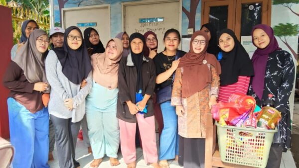 Wali murid SDN Ketapang Tangerang memberikan bingkisan tanda kasih kepada guru menjelang libur Lebaran 2026