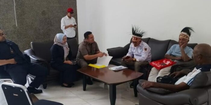 Massa menggelar aksi unjuk rasa menuntut audit putusan Mahkamah Agung di Jakarta Pusat.