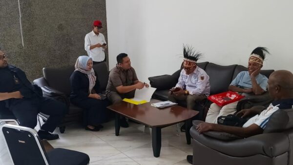 Massa menggelar aksi unjuk rasa menuntut audit putusan Mahkamah Agung di Jakarta Pusat.