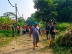 Warga RW 05 Graha Citra Legok bersama TNI melakukan gotong royong memperbaiki jalan dan penerangan lingkungan jelang Idul Adha.