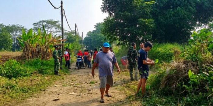 Warga RW 05 Graha Citra Legok bersama TNI melakukan gotong royong memperbaiki jalan dan penerangan lingkungan jelang Idul Adha.