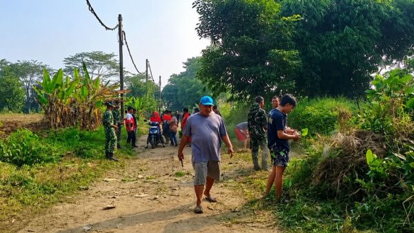 Warga RW 05 Graha Citra Legok bersama TNI melakukan gotong royong memperbaiki jalan dan penerangan lingkungan jelang Idul Adha.