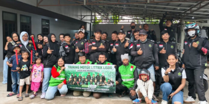 Peserta Green Ride Indonesia 2026 melakukan touring motor listrik menuju Puncak Bogor.