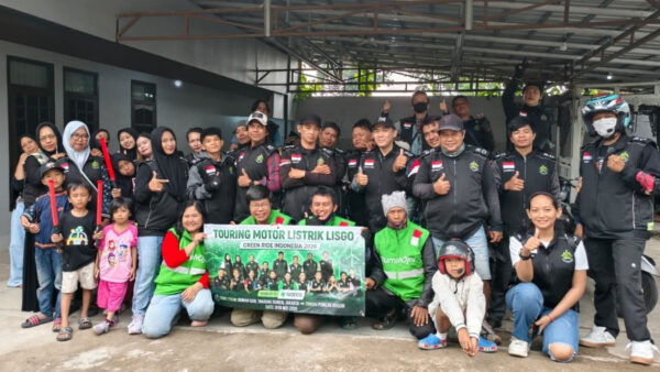 Peserta Green Ride Indonesia 2026 melakukan touring motor listrik menuju Puncak Bogor.