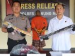 pelaku-pembunuhan-gunung-mas-ditangkap-di-kapuas Polisi memperlihatkan tersangka kasus pembunuhan di Gunung Mas usai ditangkap di kawasan tambang emas Kapuas