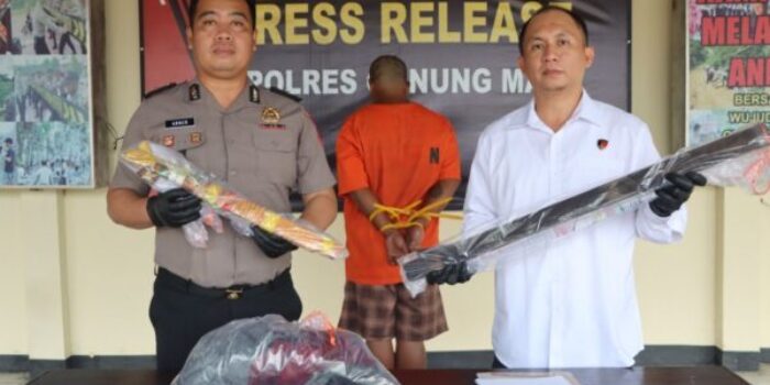Polisi memperlihatkan tersangka kasus pembunuhan di Gunung Mas usai ditangkap di kawasan tambang emas Kapuas