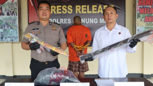 Polisi memperlihatkan tersangka kasus pembunuhan di Gunung Mas usai ditangkap di kawasan tambang emas Kapuas