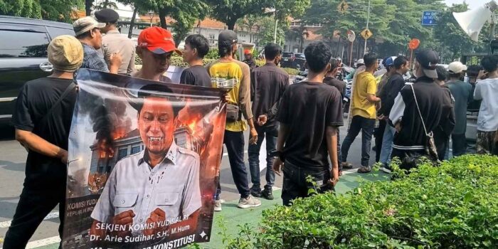 Aksi demonstrasi ratusan massa Papua di depan Gedung Komisi Yudisial RI Jakarta.