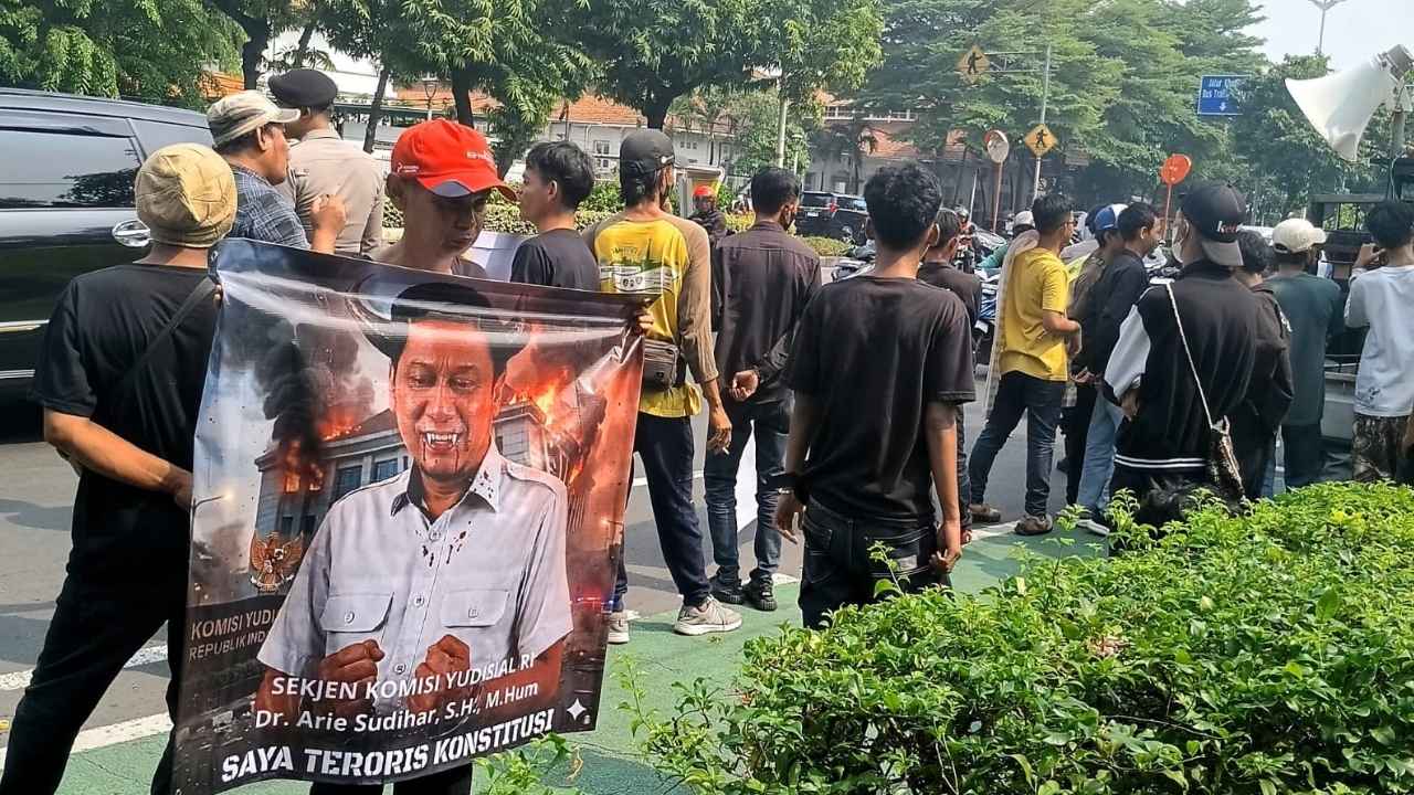 Aksi demonstrasi ratusan massa Papua di depan Gedung Komisi Yudisial RI Jakarta.