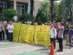 aksi-massa-bawas-ma-sengketa-tanah-papua-juni-2026 Ratusan massa menggelar aksi unjuk rasa di depan Kantor Badan Pengawasan Mahkamah Agung RI terkait tuntutan transparansi penanganan laporan sengketa tanah di Papua.