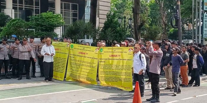 Ratusan massa menggelar aksi unjuk rasa di depan Kantor Badan Pengawasan Mahkamah Agung RI terkait tuntutan transparansi penanganan laporan sengketa tanah di Papua.