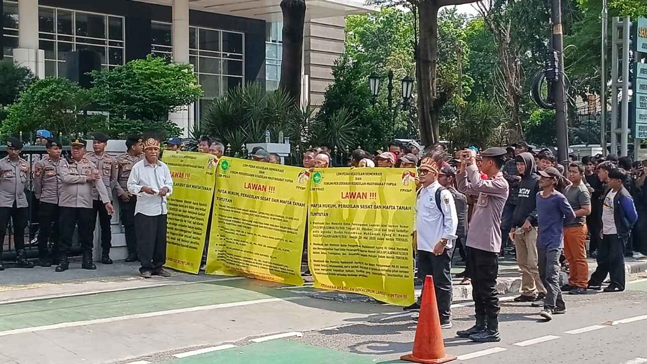 Ratusan massa menggelar aksi unjuk rasa di depan Kantor Badan Pengawasan Mahkamah Agung RI terkait tuntutan transparansi penanganan laporan sengketa tanah di Papua.