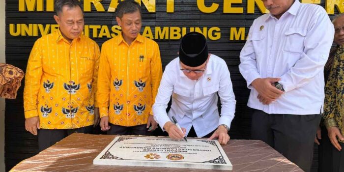 Menteri P2MI Mukhtarudin meresmikan Migrant Center di Universitas Lambung Mangkurat, Banjarmasin.