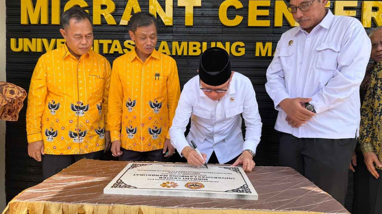 Menteri P2MI Mukhtarudin meresmikan Migrant Center di Universitas Lambung Mangkurat, Banjarmasin.