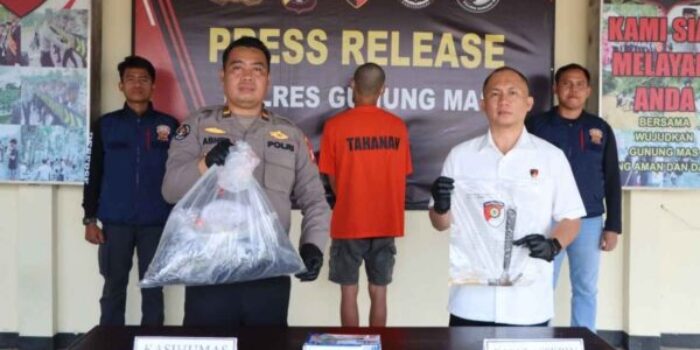 Kasat Reskrim Polres Gunung Mas memberikan keterangan terkait pengungkapan kasus pembunuhan di Kecamatan Tewah, Kabupaten Gunung Mas.