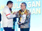 Wali Kota Tangerang Selatan Benyamin Davnie menerima penghargaan Kemendagri 2026 atas keberhasilan penurunan kemiskinan dan stunting.