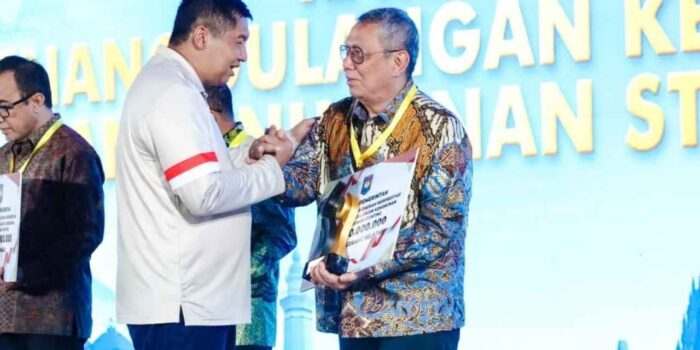 Wali Kota Tangerang Selatan Benyamin Davnie menerima penghargaan Kemendagri 2026 atas keberhasilan penurunan kemiskinan dan stunting.