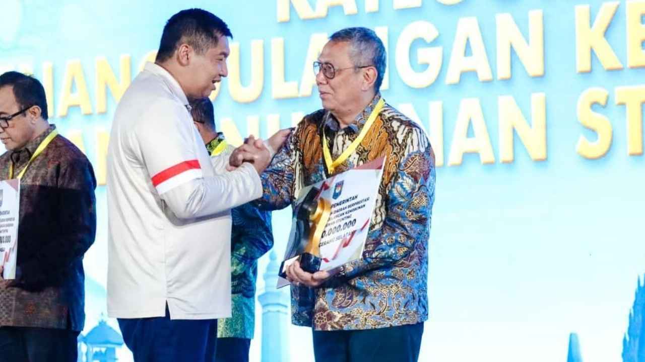 Benyamin Davnie Bawa Tangsel Raih Penghargaan Bergengsi dari Kemendagri