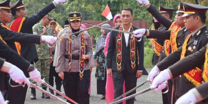 AKBP Arum Sari Puspita Dewi disambut Tari Bahalai saat resmi memulai tugas sebagai Kapolres Gunung Mas di Kuala Kurun, Kalimantan Tengah.