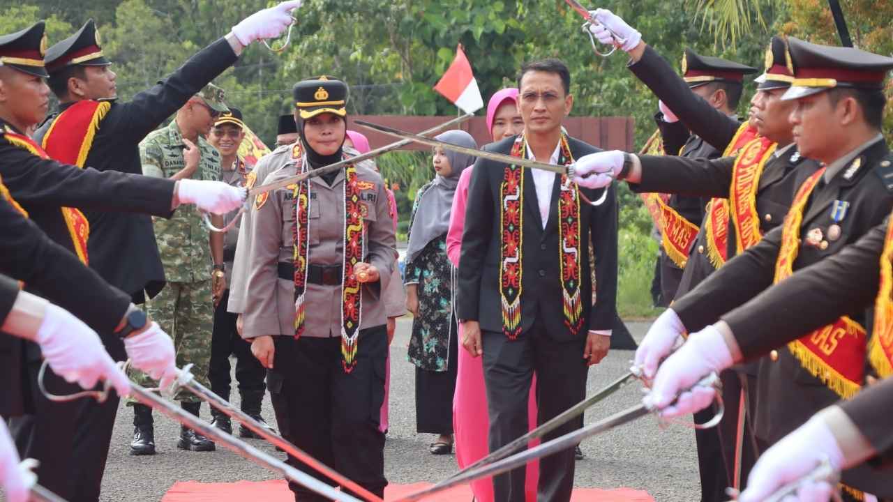 AKBP Arum Sari Puspita Dewi disambut Tari Bahalai saat resmi memulai tugas sebagai Kapolres Gunung Mas di Kuala Kurun, Kalimantan Tengah.