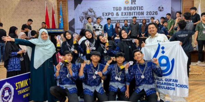 Tim robotik santri Dayah Ruhul Qur'ani menerima penghargaan pada ajang TGD Robotic Expo and Exhibition 2026 di STMIK Triguna Dharma Medan.