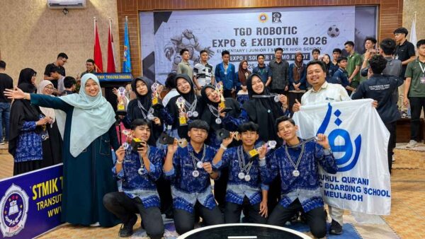 Tim robotik santri Dayah Ruhul Qur'ani menerima penghargaan pada ajang TGD Robotic Expo and Exhibition 2026 di STMIK Triguna Dharma Medan.