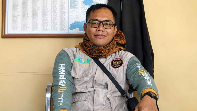 Kepala Bidang Pengelolaan Persampahan DLH Kabupaten Sukabumi, Dede Jaenudin, ST., memberikan penjelasan mengenai mekanisme layanan pengangkutan sampah.