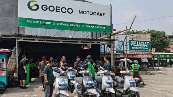 Grand opening outlet GOECO Motocare di Kota Tangerang yang menghadirkan program motor listrik dan skema sewa kepemilikan bagi driver ojek online.
