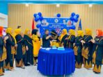 Pengurus dan anggota IKWI Aceh Barat mengenakan busana adat Aceh saat peringatan HUT ke-65 IKWI di Aula Tri Prasetya RRI Meulaboh.