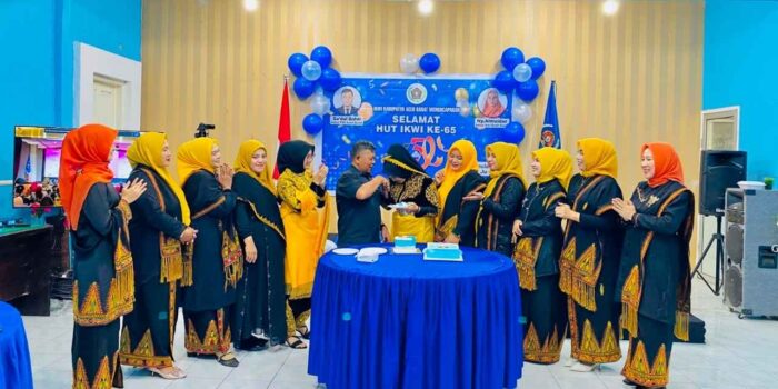 Pengurus dan anggota IKWI Aceh Barat mengenakan busana adat Aceh saat peringatan HUT ke-65 IKWI di Aula Tri Prasetya RRI Meulaboh.
