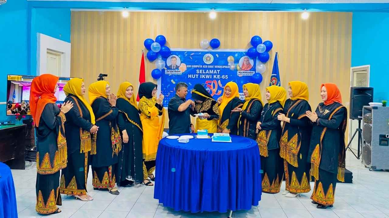 Pengurus dan anggota IKWI Aceh Barat mengenakan busana adat Aceh saat peringatan HUT ke-65 IKWI di Aula Tri Prasetya RRI Meulaboh.