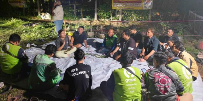 CEO PT Lisgo Motorcycle Indonesia bersama tim memberikan edukasi program sewa motor listrik kepada komunitas pengemudi ojek online di Jakarta.