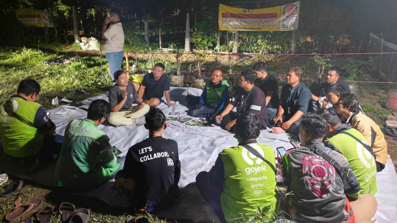 CEO PT Lisgo Motorcycle Indonesia bersama tim memberikan edukasi program sewa motor listrik kepada komunitas pengemudi ojek online di Jakarta.